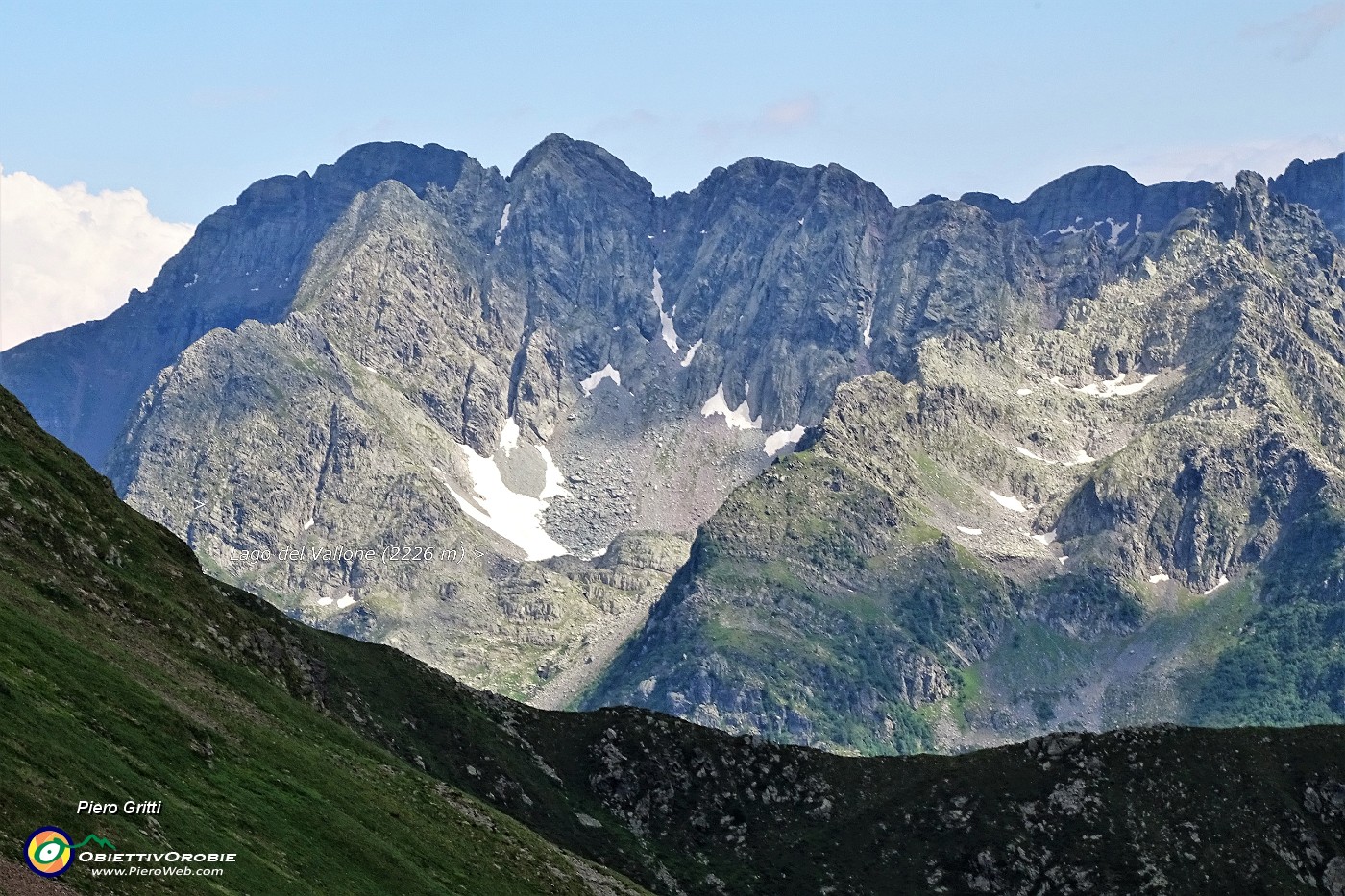 77 Zoom verso il Lago del Vallone, Pizzo Torretta e Corni di Sardegnana.JPG -                                